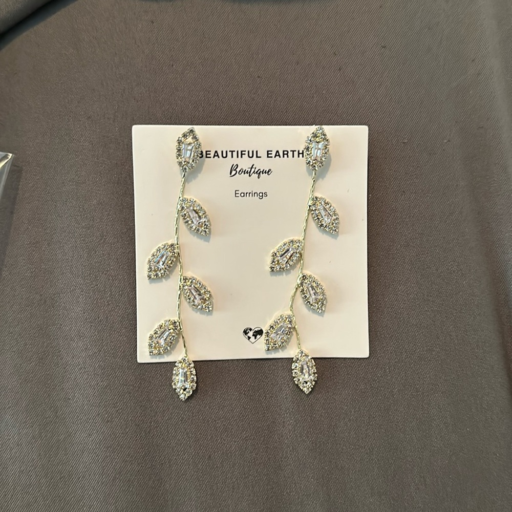 Gorgeous Leaf Shape Dangling Earrings - image 1